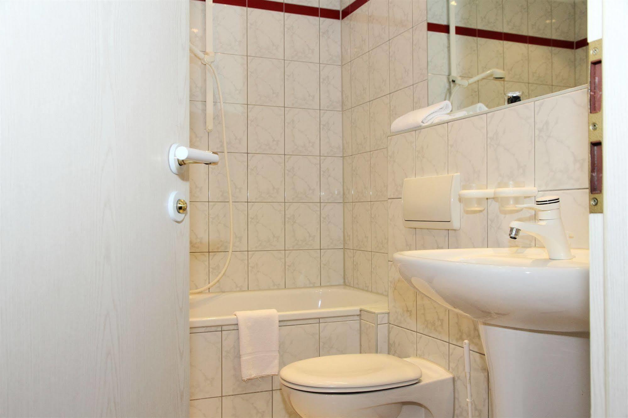 Hotel Und Restaurant Kranichsberg Woltersdorf  Экстерьер фото